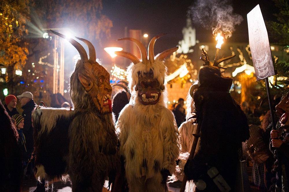 Krampusumzug in Öblarn mit traditionellen festlichen Maskenfiguren.