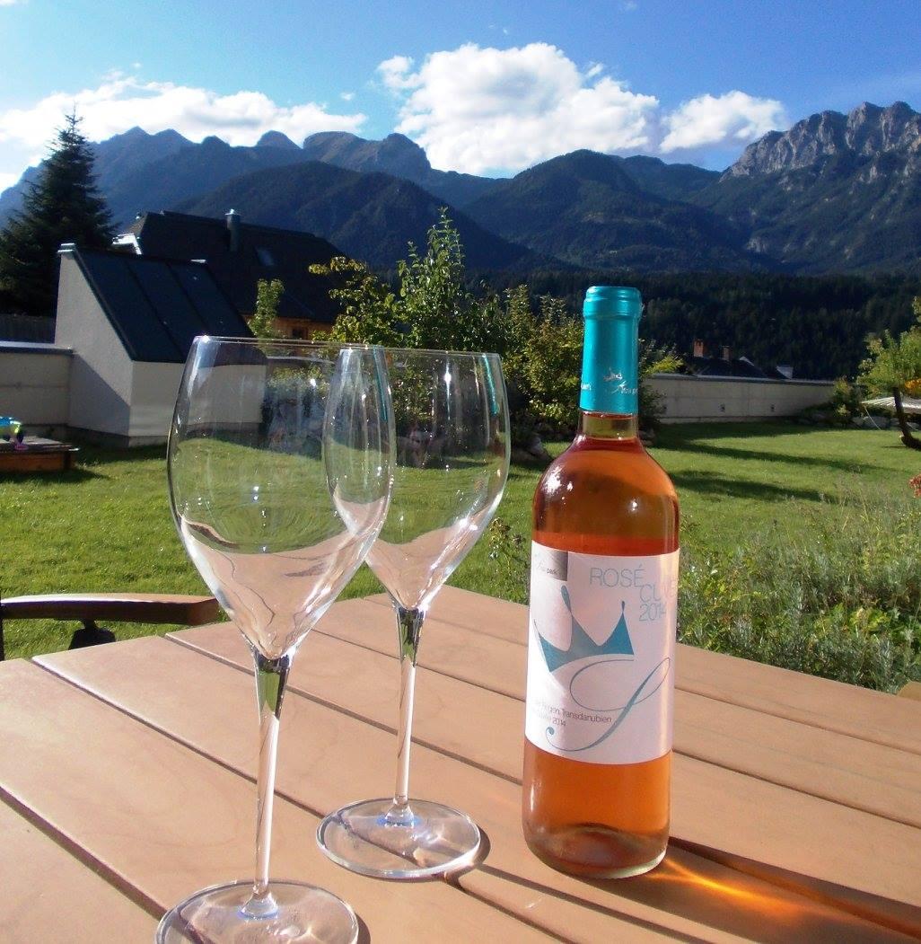 Zwei Weingläser auf der SissiPark-Terrasse in der Sommerhitze.