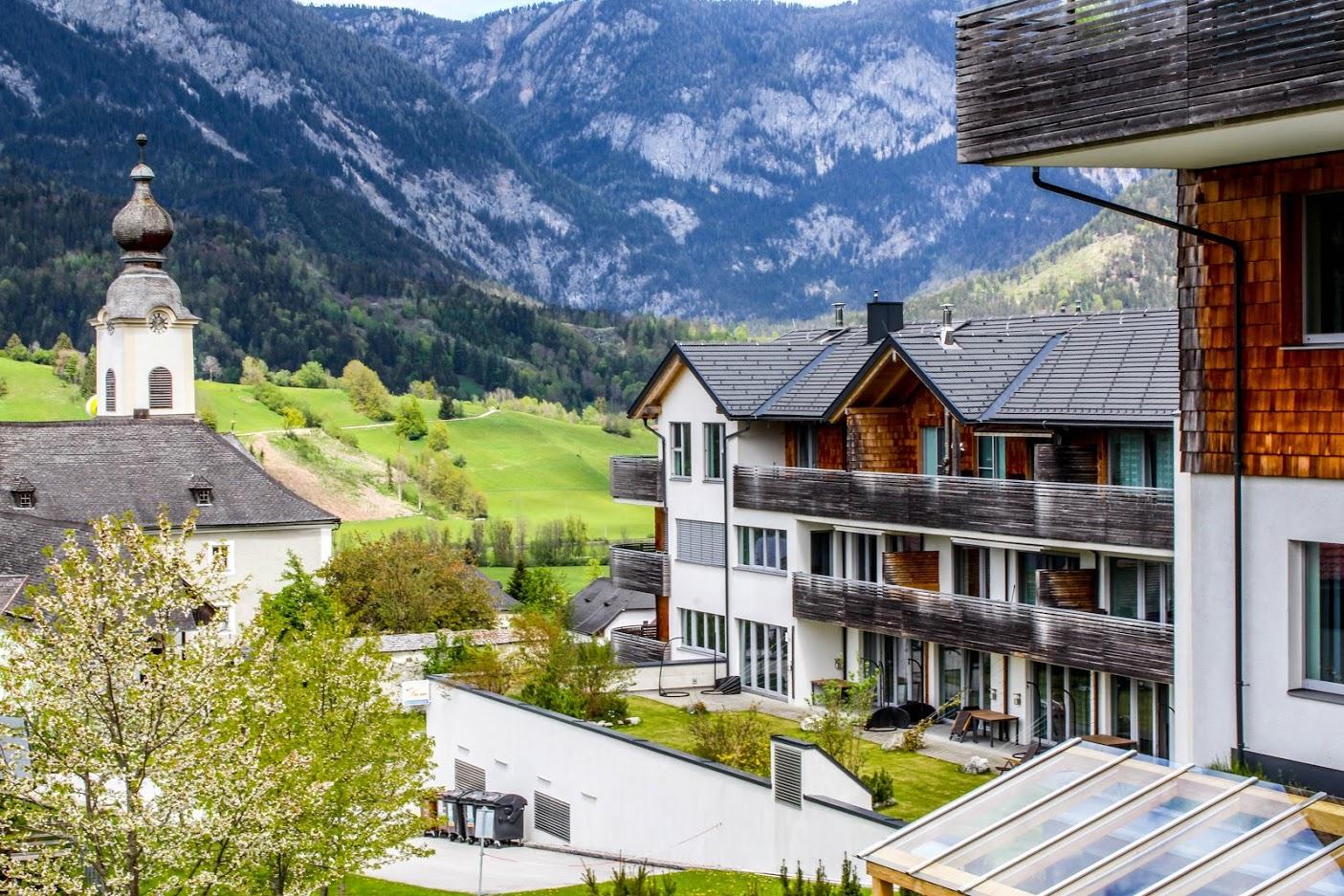Das SissiPark-Gebäude im Sommer.