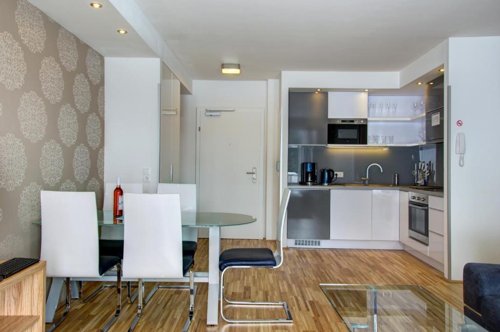 Equipped kitchen with light-colored furniture at SissiPark.