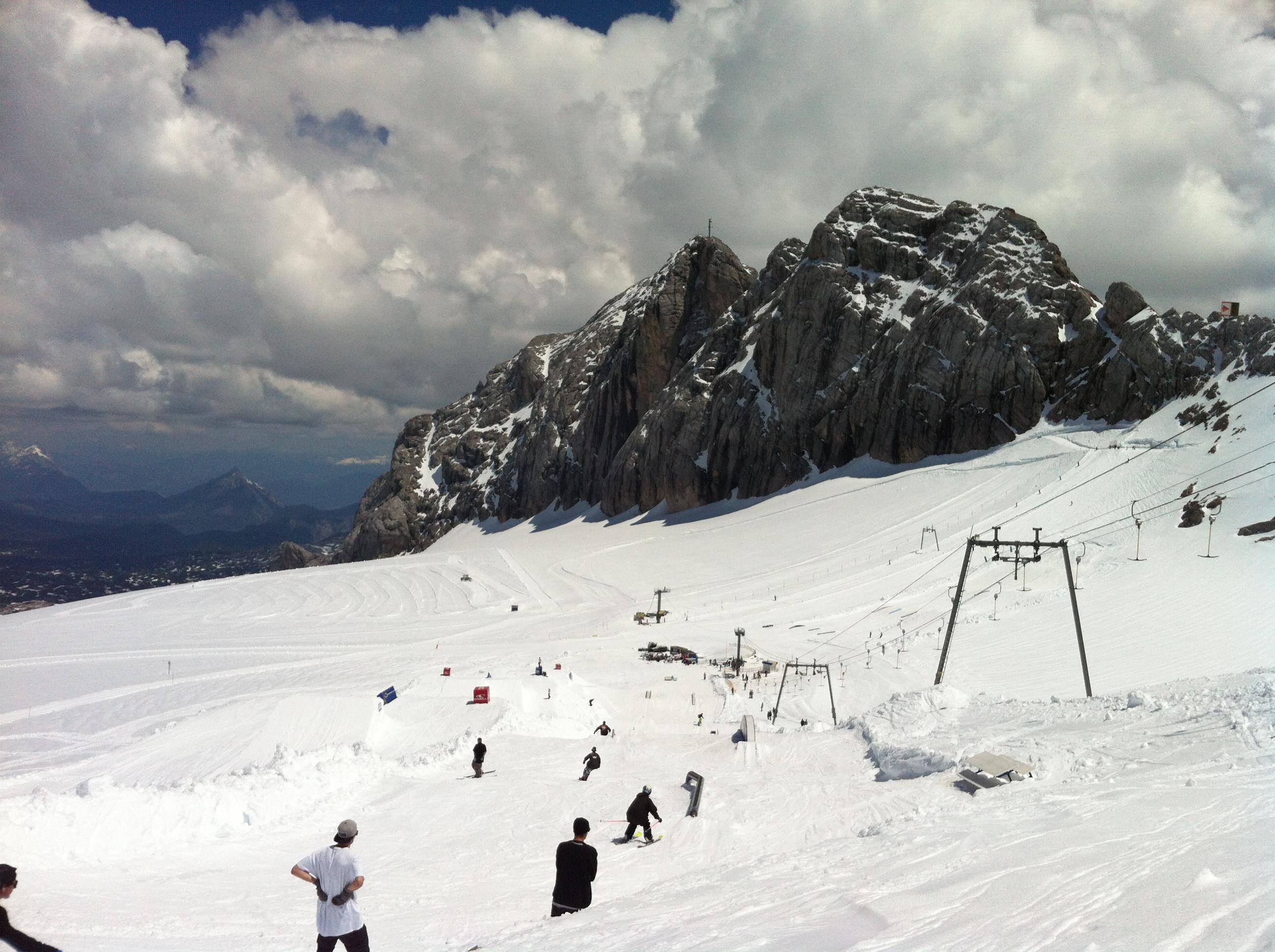Téli hangulat, síelő emberek a hegyekben