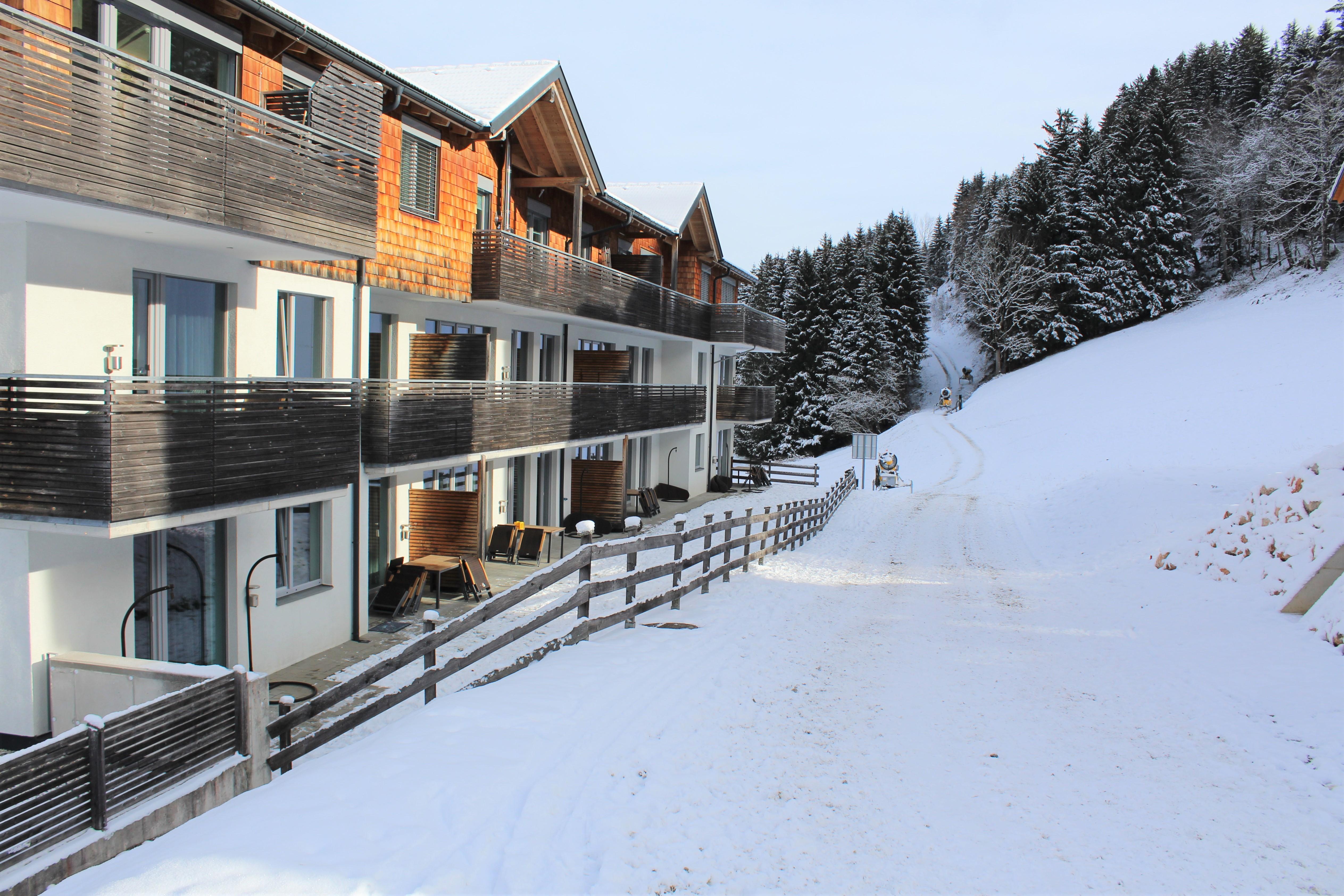 Das SissiPark-Gebäude neben der Skipiste.
