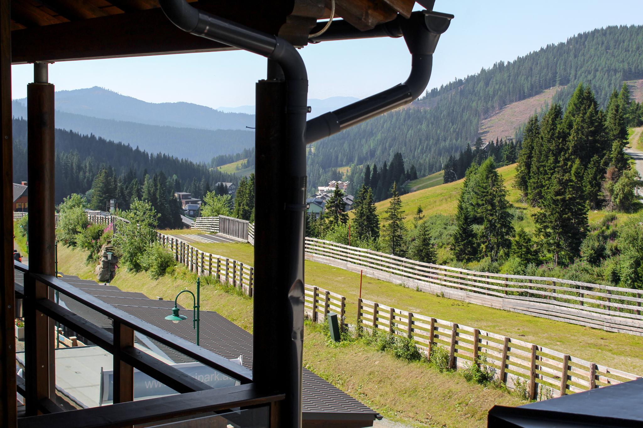 Sípálya nyáron a SissiPark apartman teraszáról.