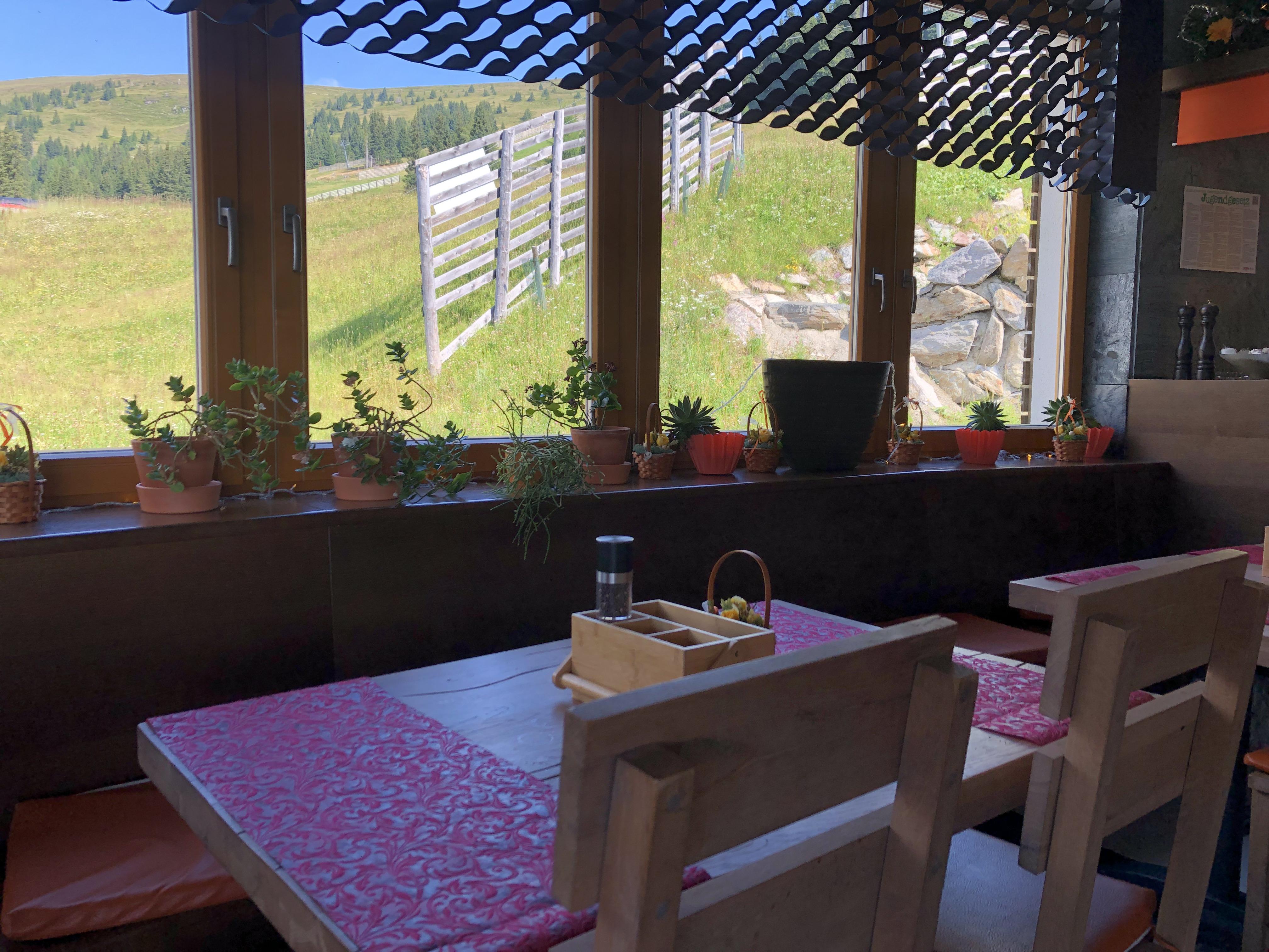 Sissi Bisztró belülről nyáron.