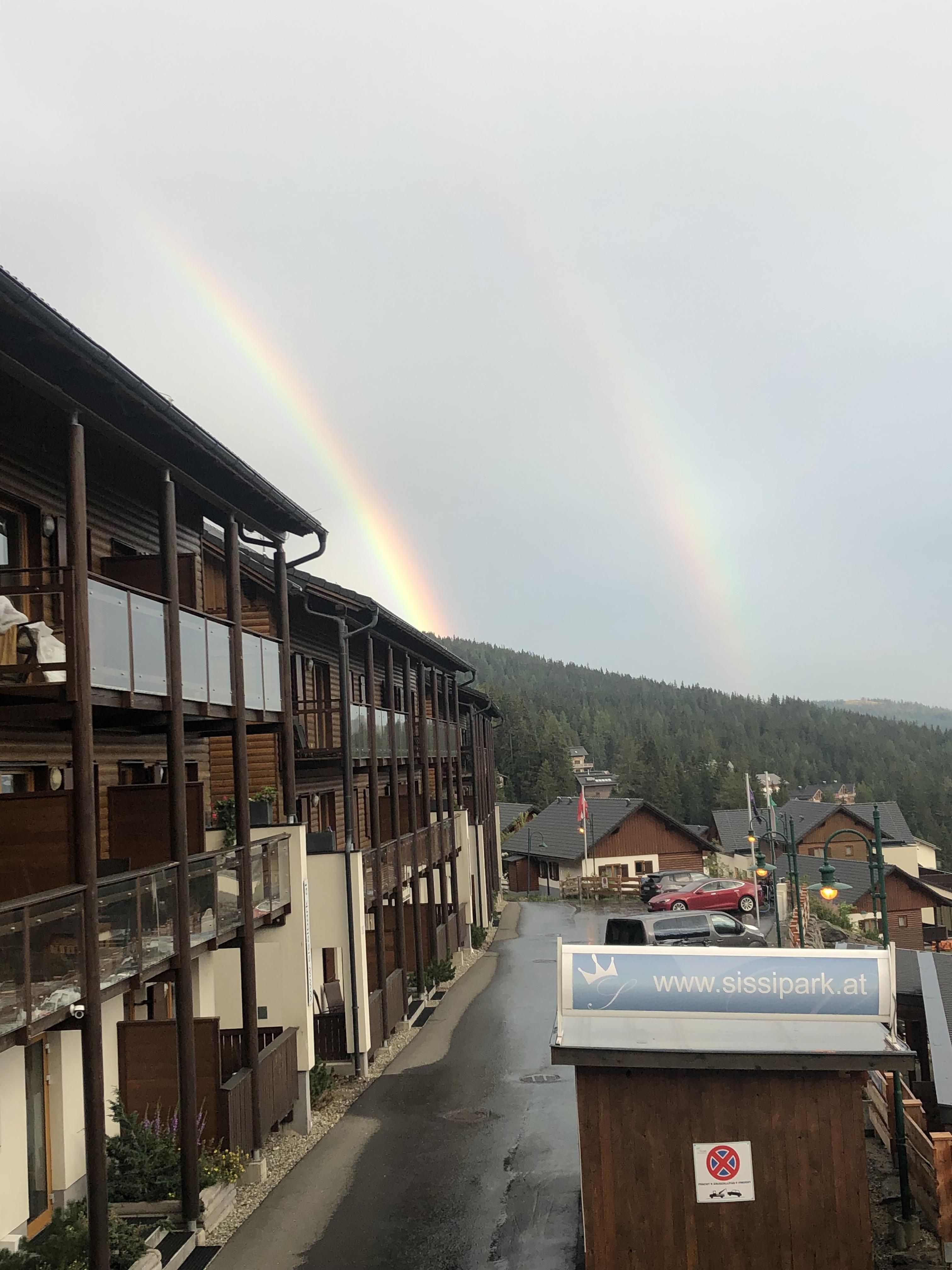 SissiPark épülete nyáron, háttérben szivárvány.