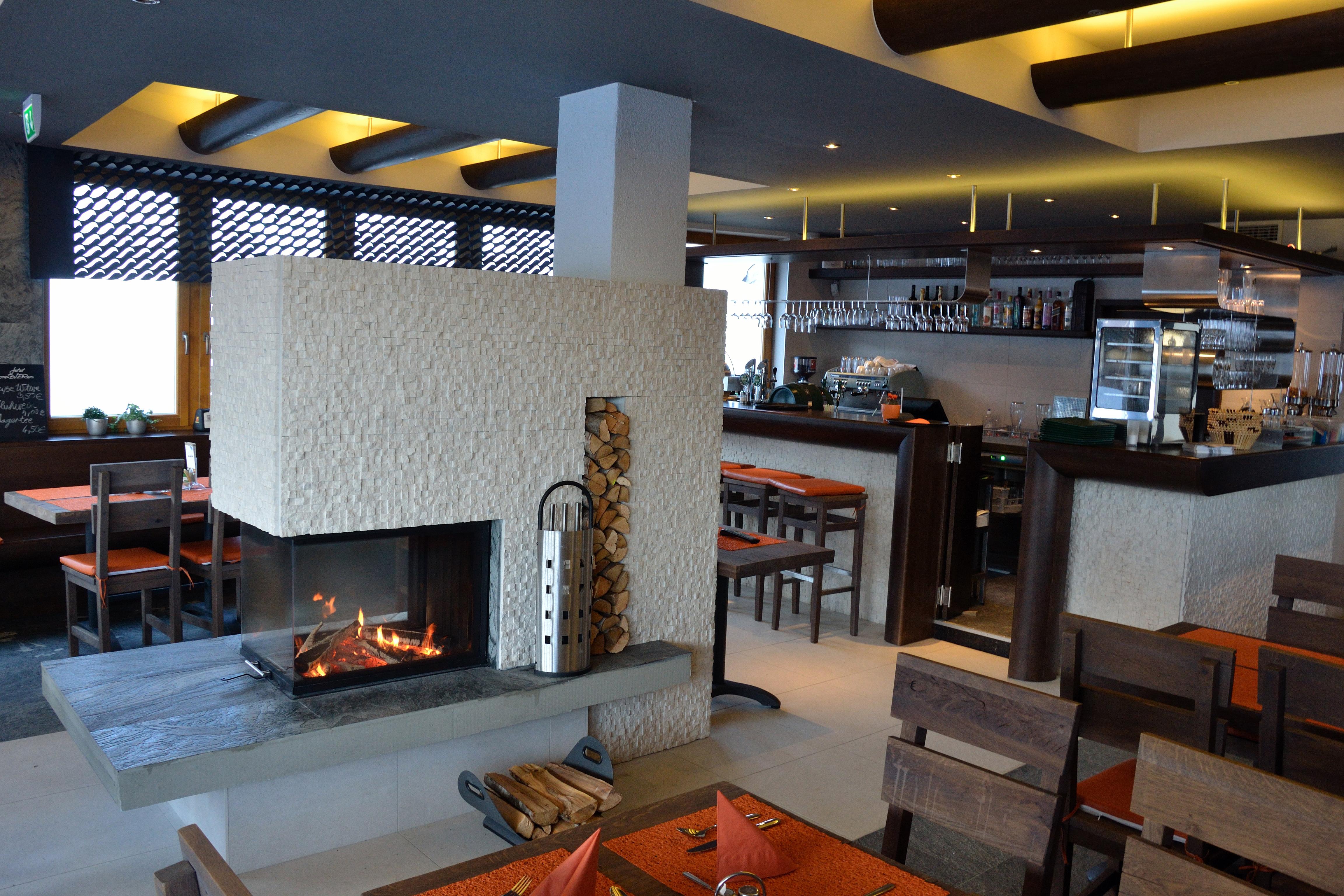 Sissi Bistro – welcoming guests with lunch and dinner menus.